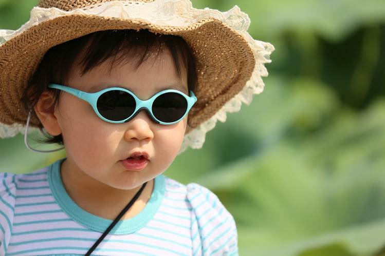 बच्चे को धूप से बचाने के लिए टोपी दें