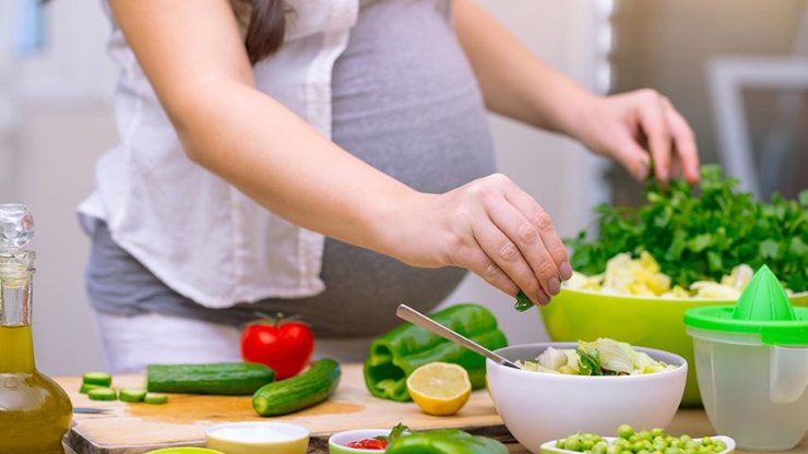आहार जिनसे गर्भवती महिला को विटामिन B12 मिलता है