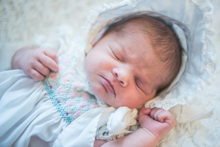 नवजात के शरीर से रोएं हटाने के 4 आसान उपाय - how to easily remove hair from new born baby
