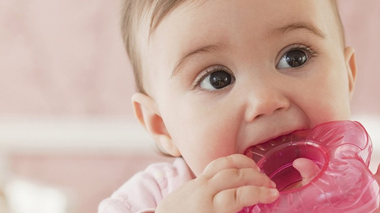 शिशु में दांतो निकलने के लक्षण